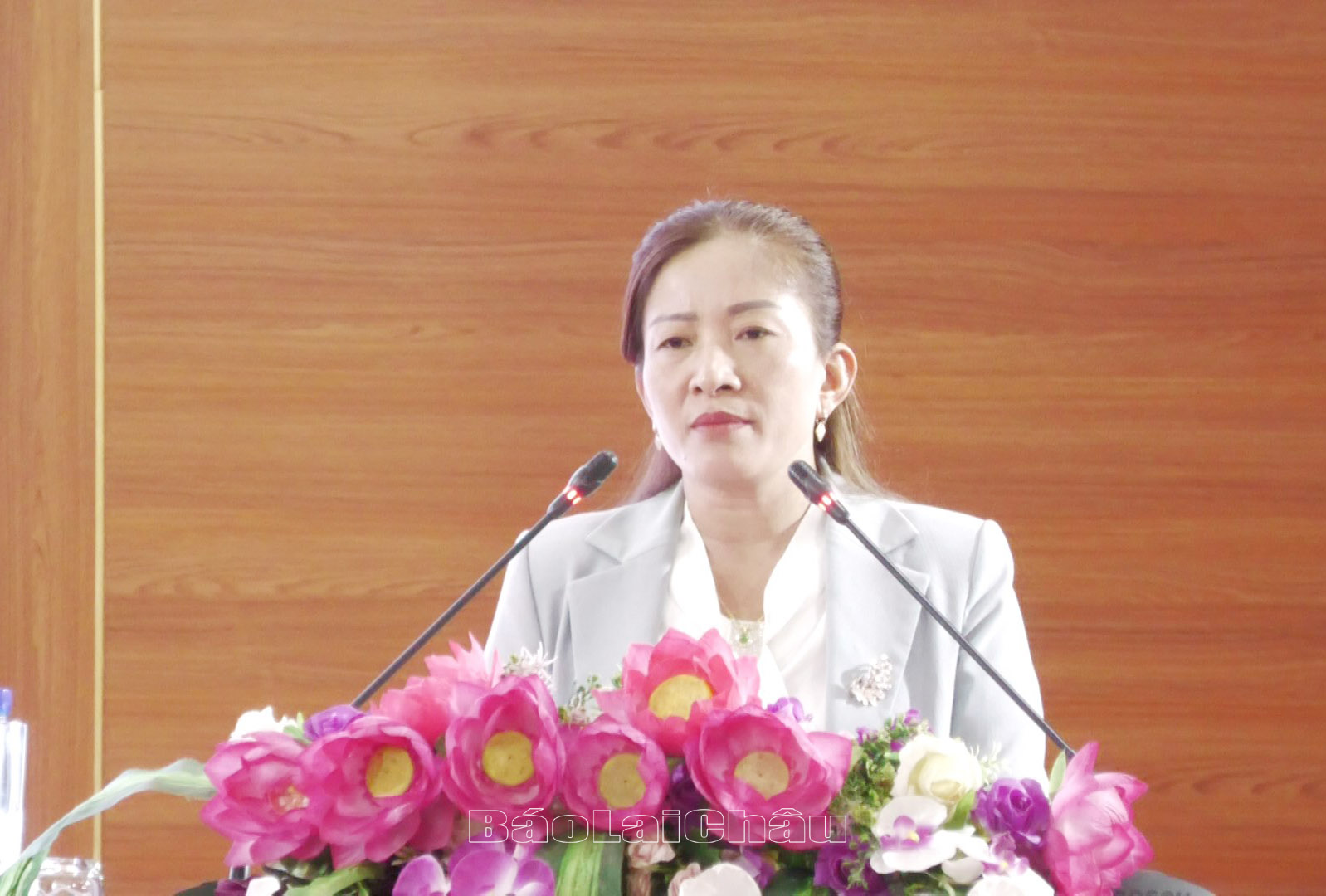 Đồng chí Mai Thị Hồng Sim – Phó Chủ tịch UBND huyện Phong Thổ phát biểu tại hội nghị. 